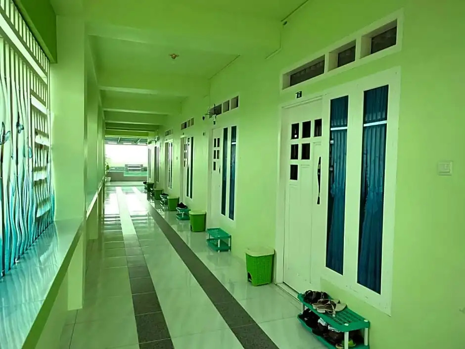 RedDoorz Syariah at Penginapan Queen Sungai Penuh