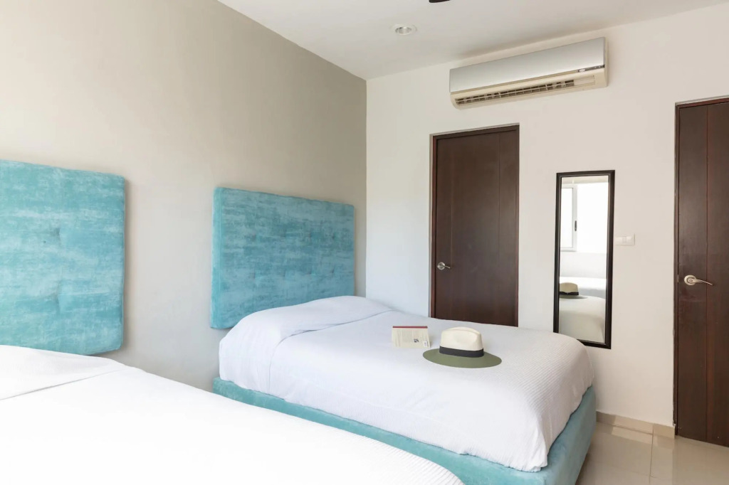 Exclusive 2 Level 3 BR Penthouse | Private Hot Tub & Roof | WiFi | Great Amenities & GYM