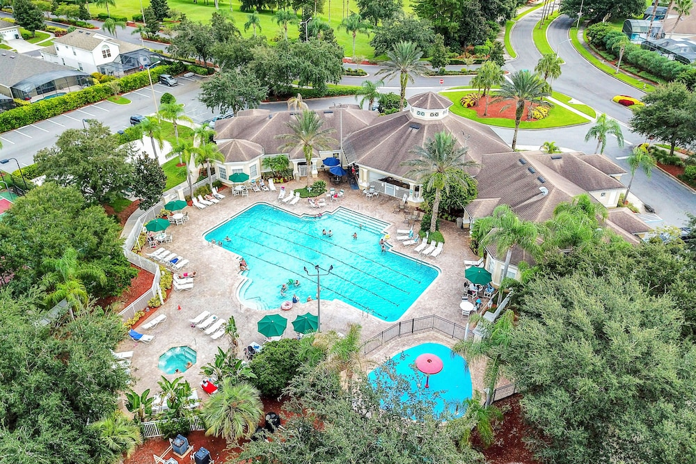 Resort Condo With Pools, hot Tub, Game Room, Tennis, Gym, Balcony, AC, & W/D