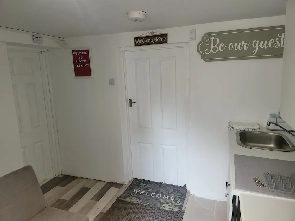 Hidden Treasure- 2 Beds Sleeps 3 Gillingham