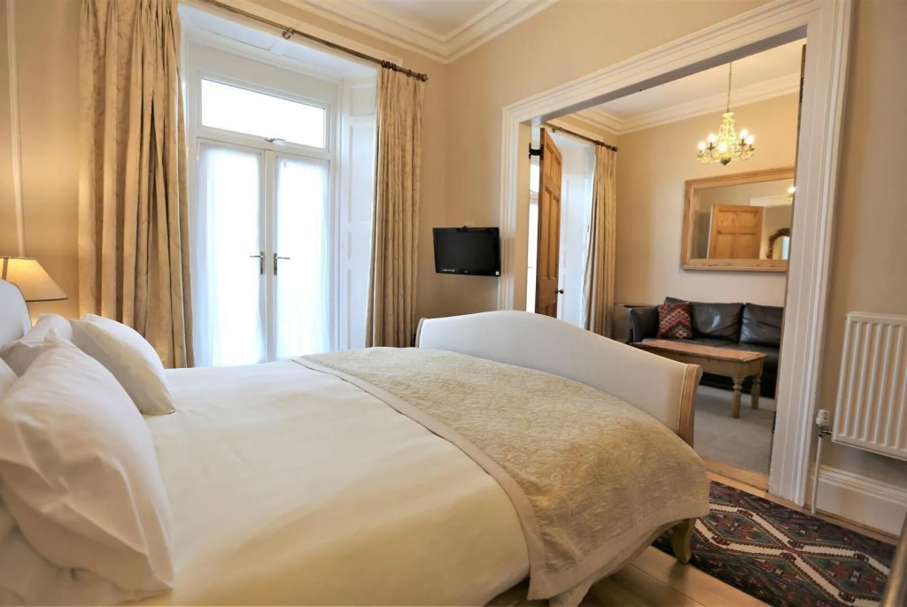 Ascot House Hotel