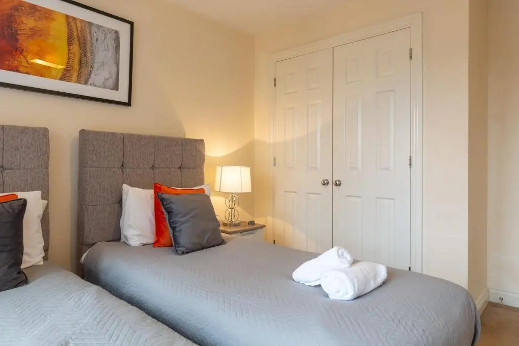 BEST PRICE! Superb city centre apartment, 2 Superkings or 4 singles Smart TV & Sofa bed- FREE SECURE PARKING