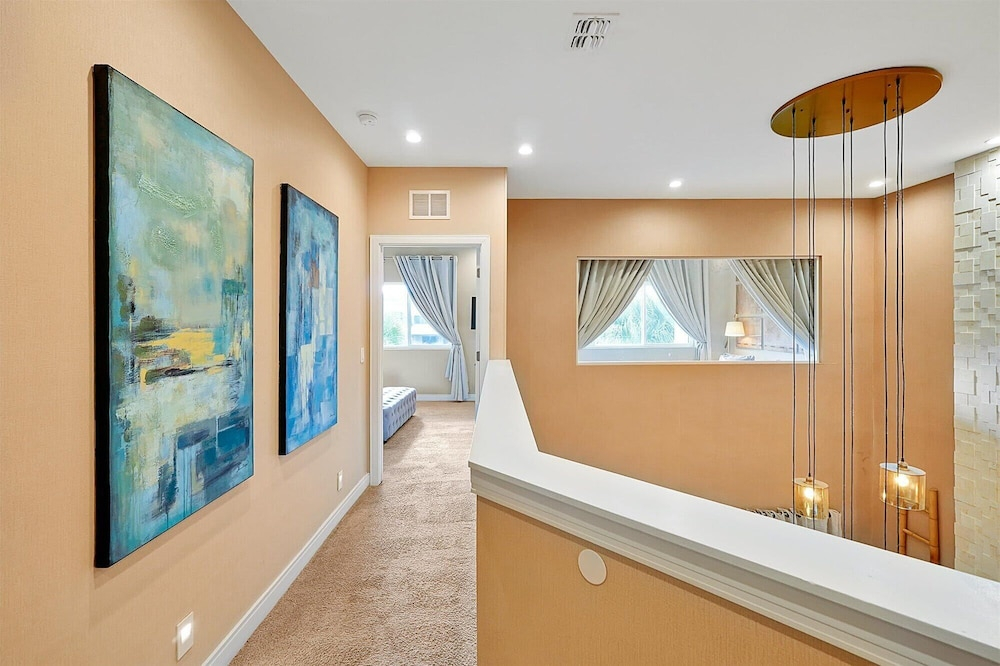 Spacious Luxury 4BR Suite Near Disney