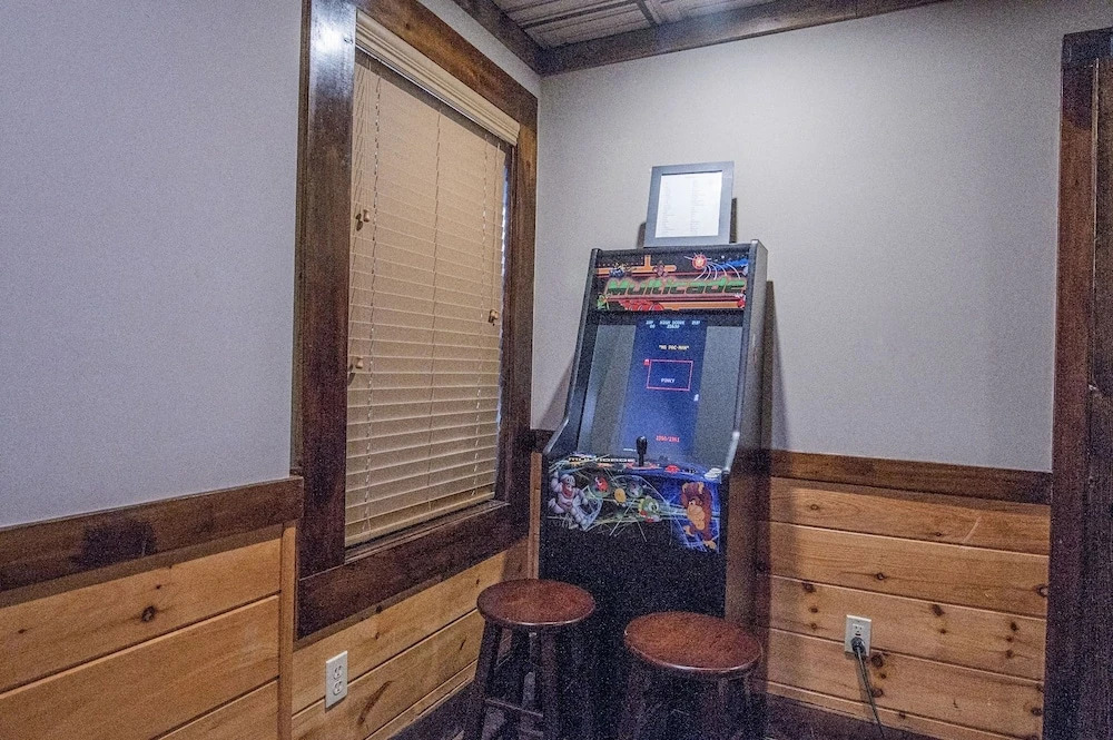 Cuddlin' Up, Er209 - Luxury At Its Finest And Location That Can't Be Beat! 2 Bedroom Cabin by RedAwning