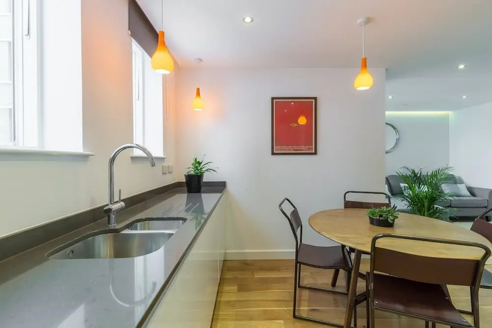 Super Central 2 Bedroom Flat With Balcony Zone 1!