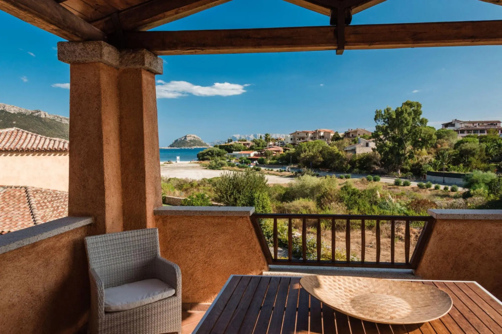 It has 2 bedrooms (one triple room with one double bed and one single, and one room with twin beds),-PERLACEA 32