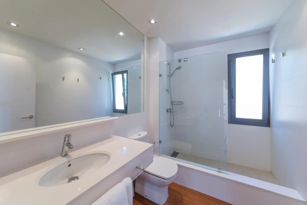 Claudia in L'Escala with 5 bedrooms and 4 bathrooms