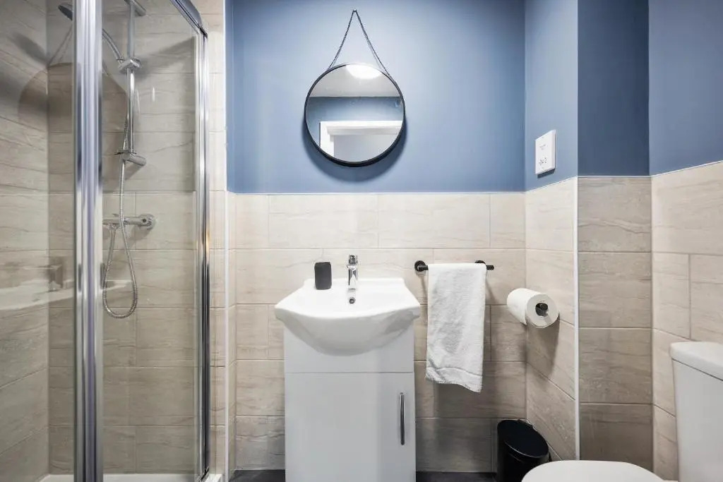 The Mount 7 bed house Sleeps 14 ENSUITE Free HS WIFI TVs in rooms CITY CENTRE Inspire Homes