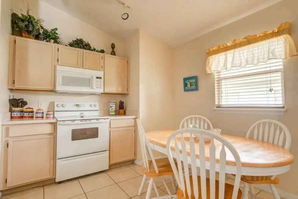 South Facing/pet Friendly Pool ! 5 Bedroom Home