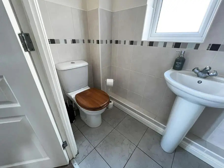 Lovely 4 Bedroom Apartment With Free Internet, study and Parking