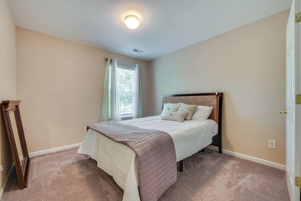 Charlotte Townhome w/ Deck: 18 Mi to Downtown!
