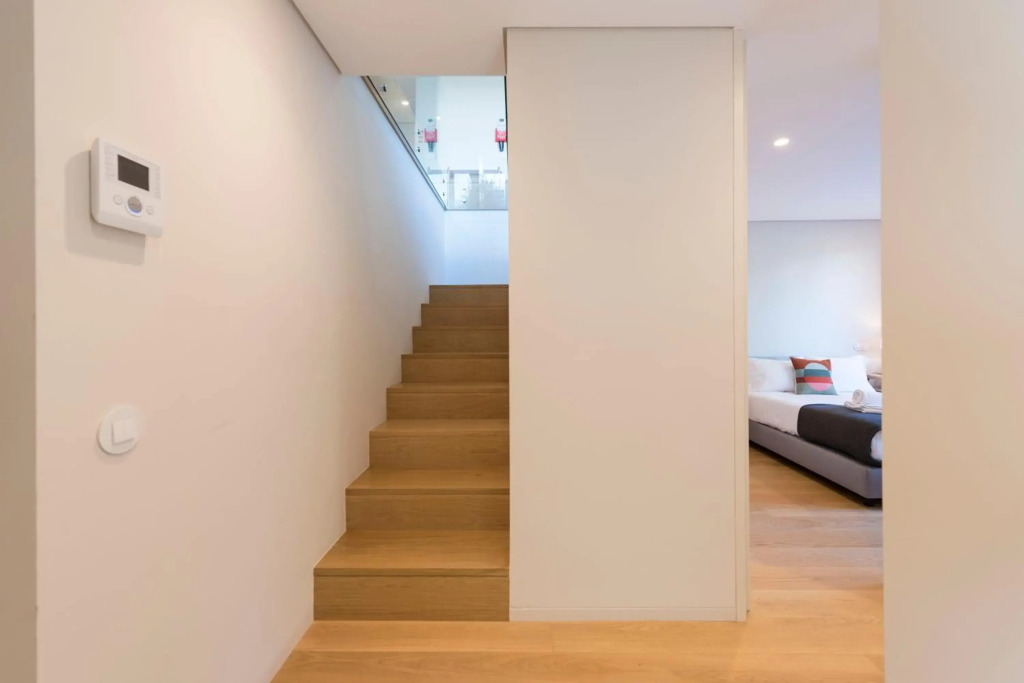 LovelyStay - Primrose 2BR Flat with Free Parking, AC and Balcony