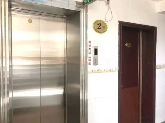 Xiangyun Hotel (Yulin Yuntiangong Cultural City RT-Mart)