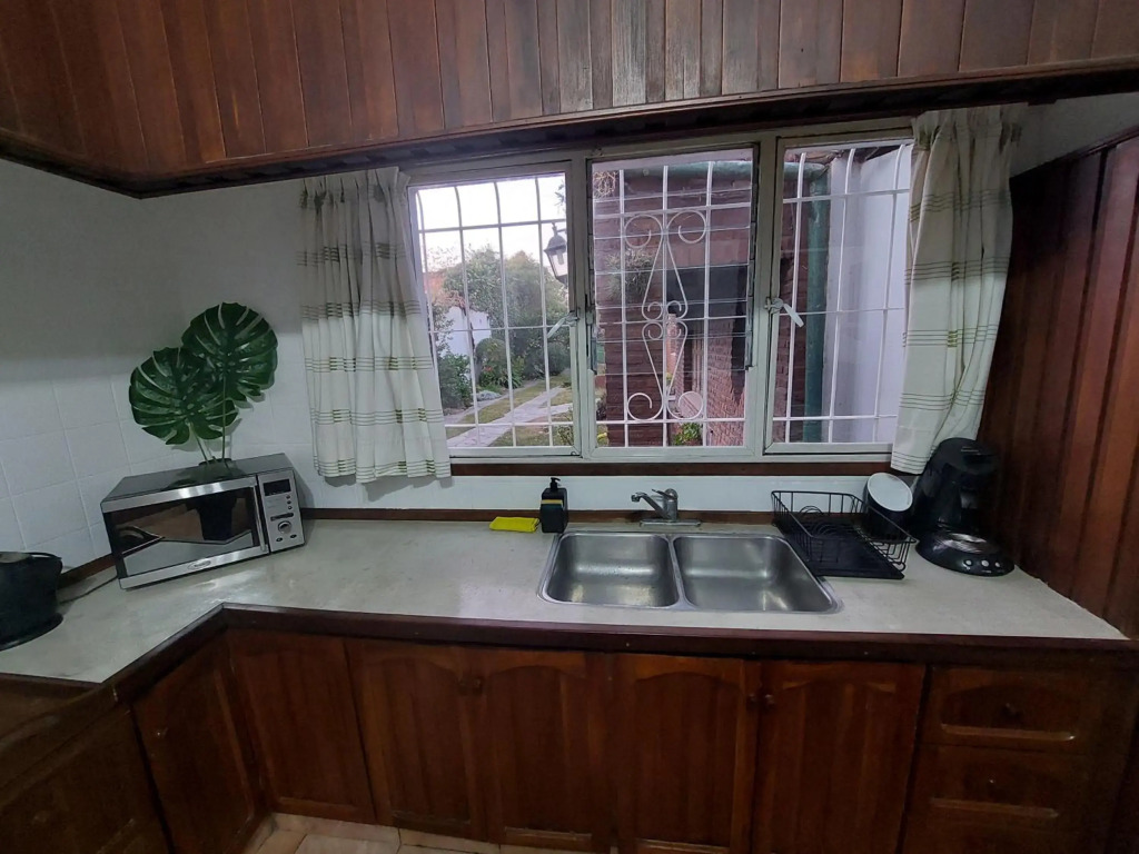 Casa c/amplio jardín, garage y parrilla