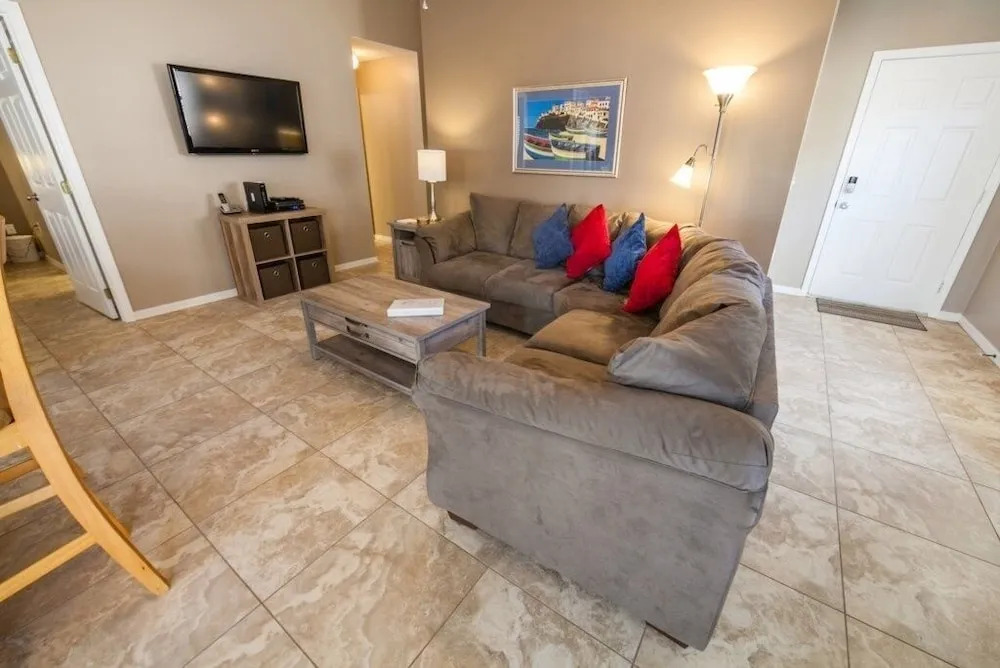 Private Pool 2 Queens And Twin Room! 3 Bedroom Home by RedAwning
