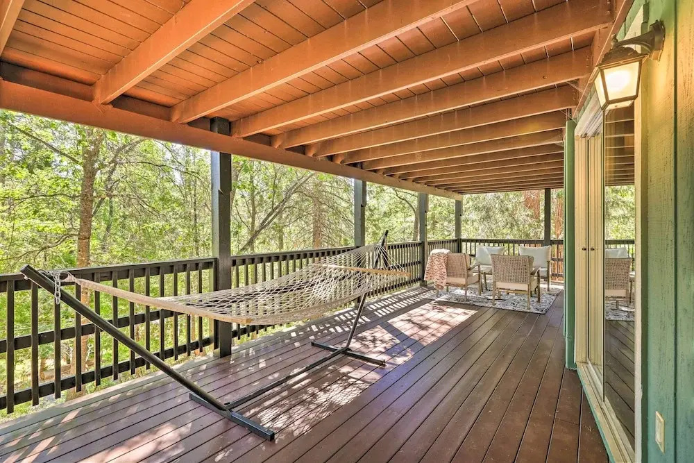 Near Trails: Cabin w/ 2-level Deck in Twain Harte