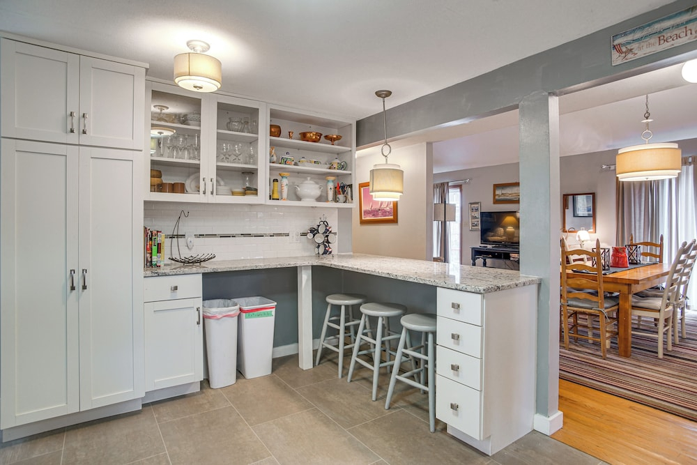 2 Mi to Main St & Beach! Family Home in Edgartown