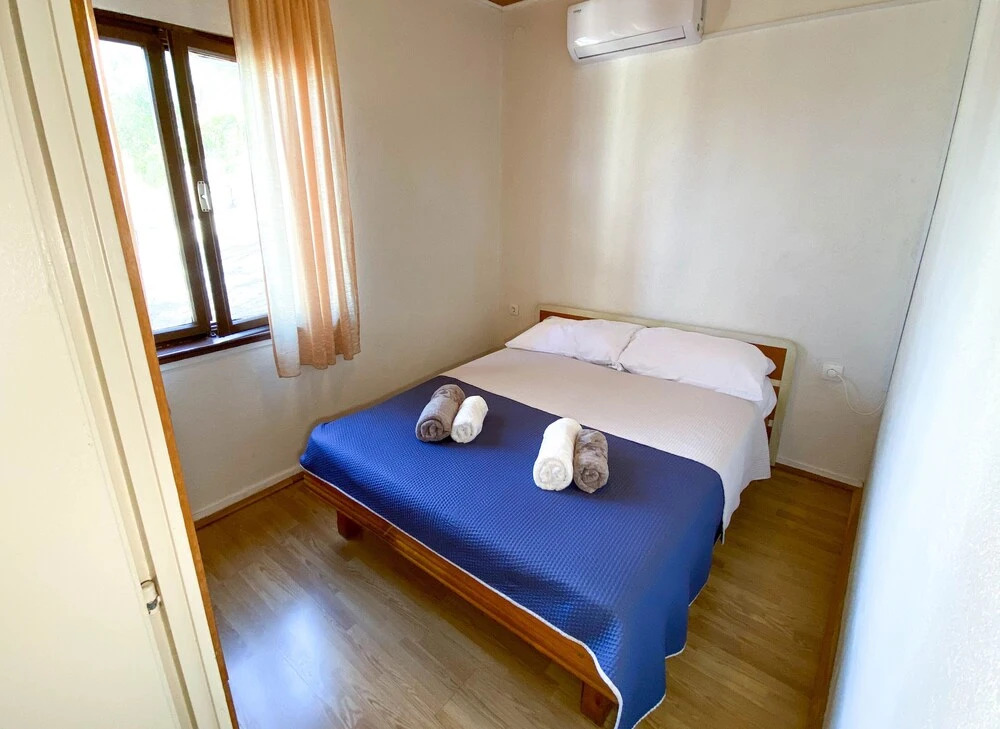 Inviting 3-bed Apartment in Okrug Donji Beachfront