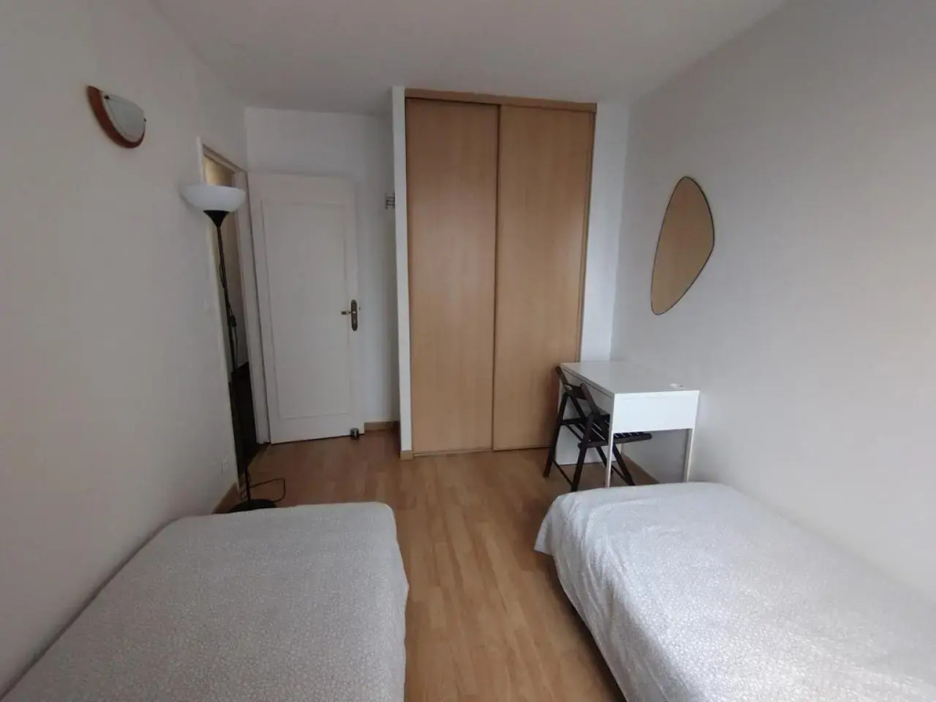 5 mn (450 m) walk Metro/La Defense/3BR/8Pers