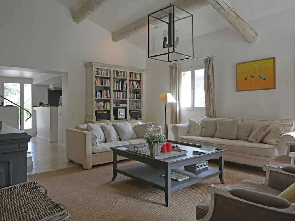 Cozy Villa in Menerbes with Swimming Pool