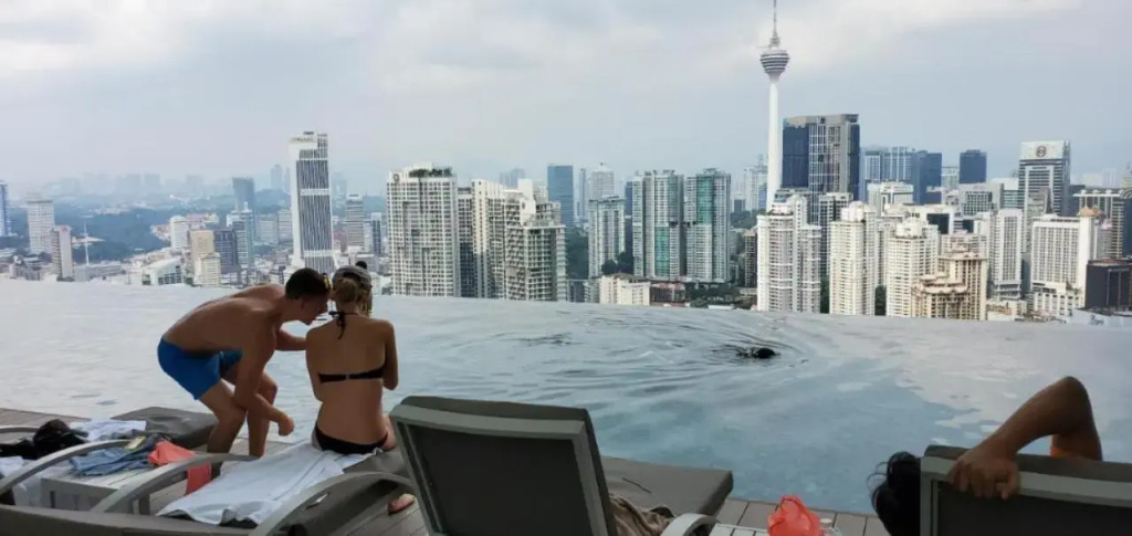The leafz 6Pax+ 5STAR Living + Sky Infinity Pool by Goopro