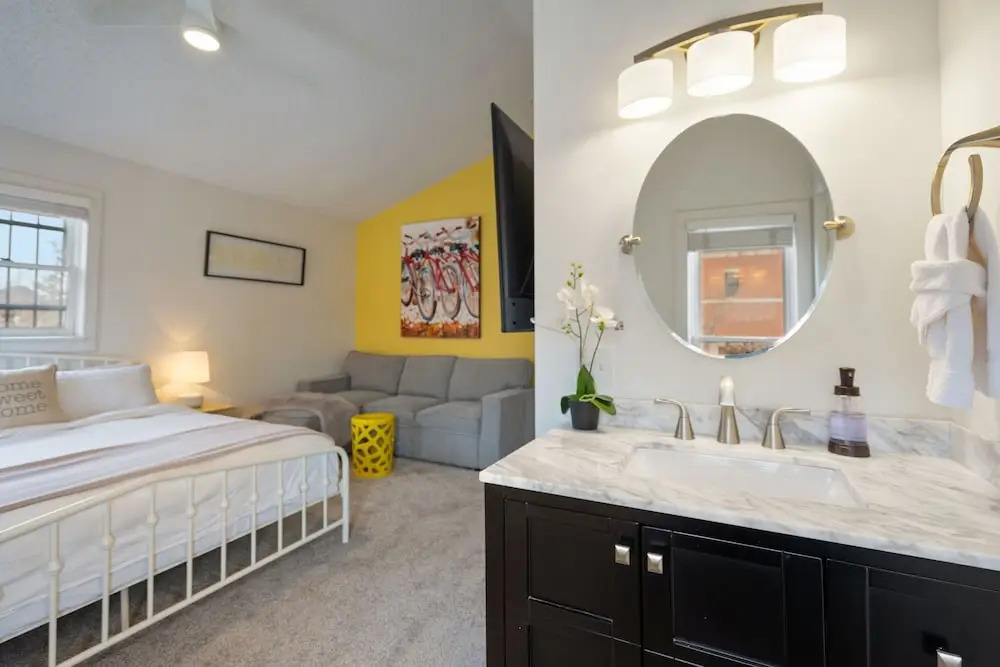 Pine Street Loft – Steps from Old Town Square!