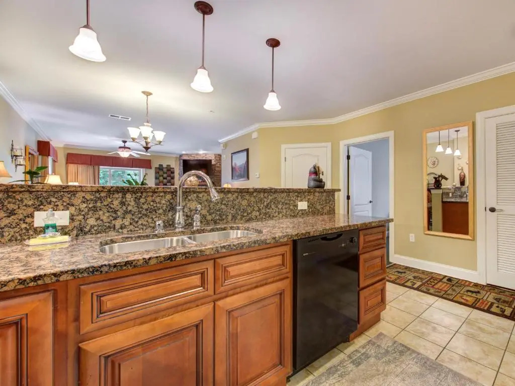 City Bear, 2BR, Pool, Spa, Downtown Gatlinburg, Sleeps 6