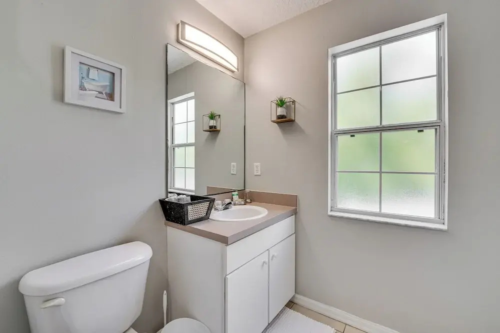 8 Mi to Disney: Villa w/ Screened Pool & Lanai