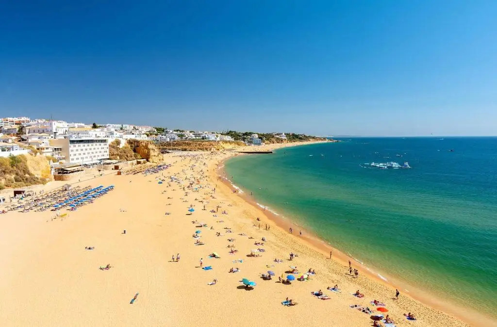 3 bedroom apartment in Oura Albufeira with amazing pool at walking distance to beach, strip and old town, WIFI and AC, private condo