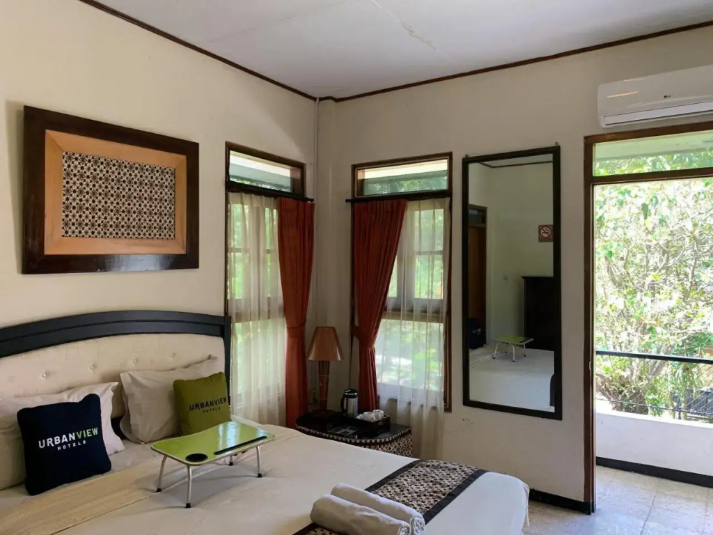 Urbanview Sasono Putro Condoongcatur by RedDoorz
