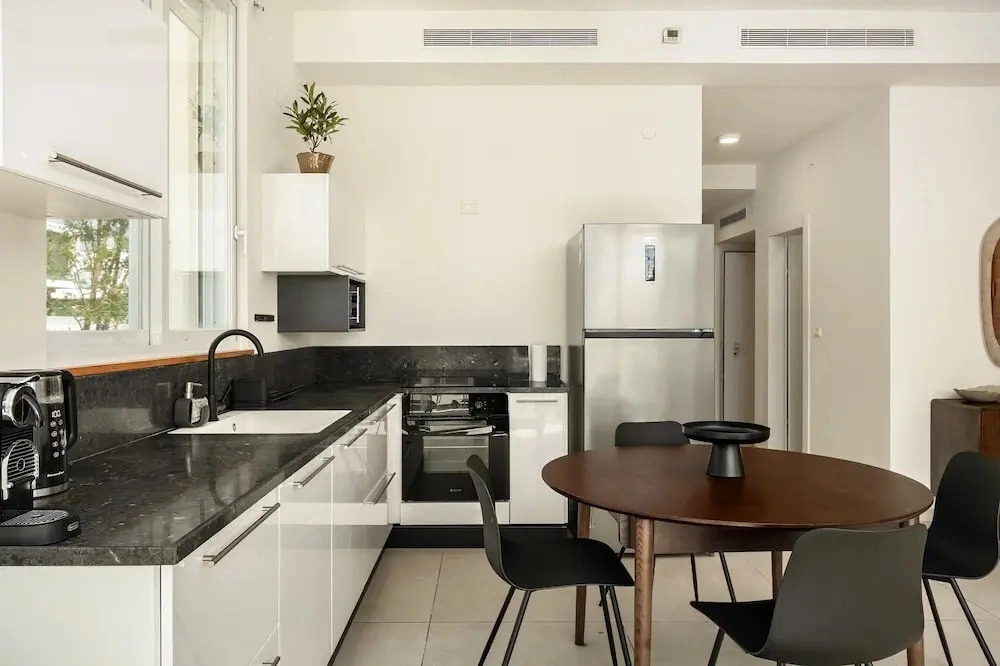 Garden& Rooftop Beachfront Apartment