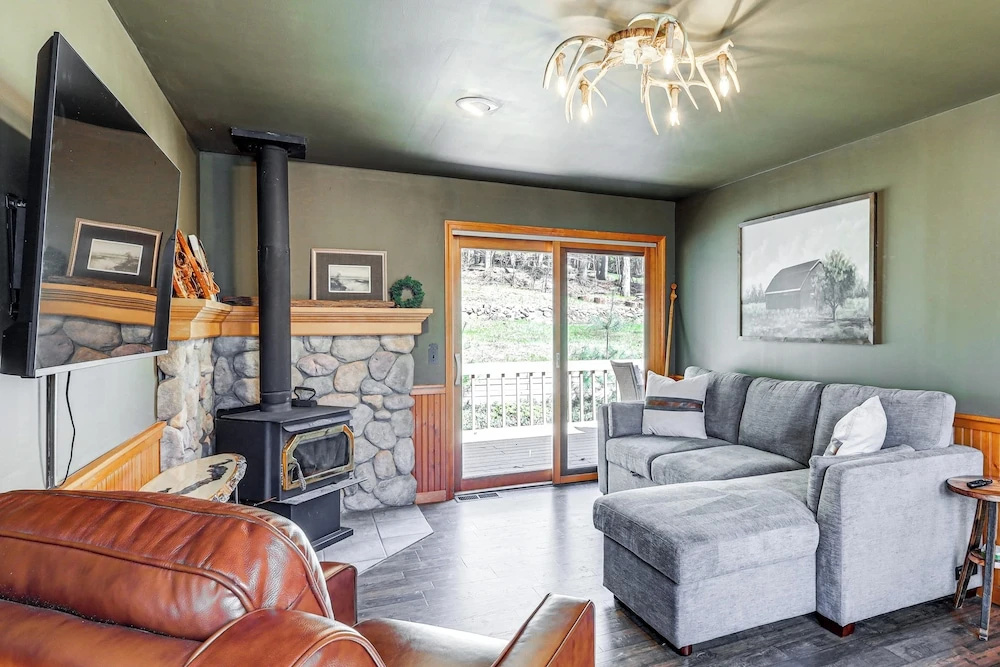 3 Mi to Lake George & Village: Family Home w/ Deck