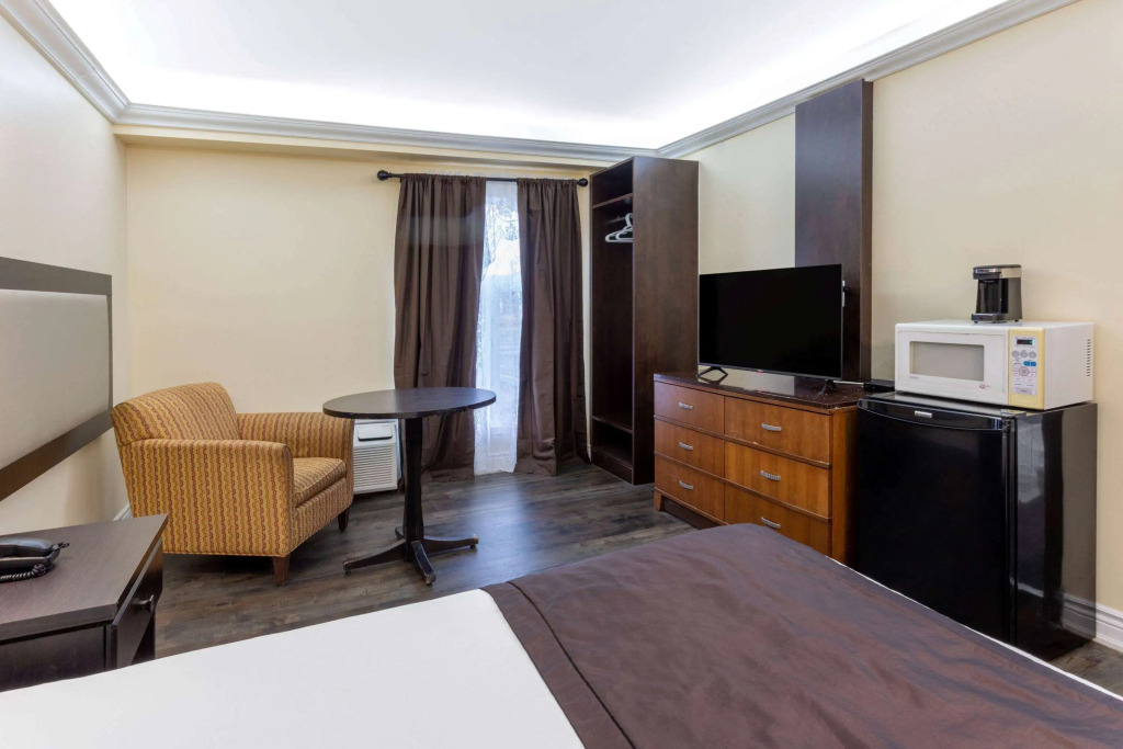Travelodge by Wyndham Sarnia
