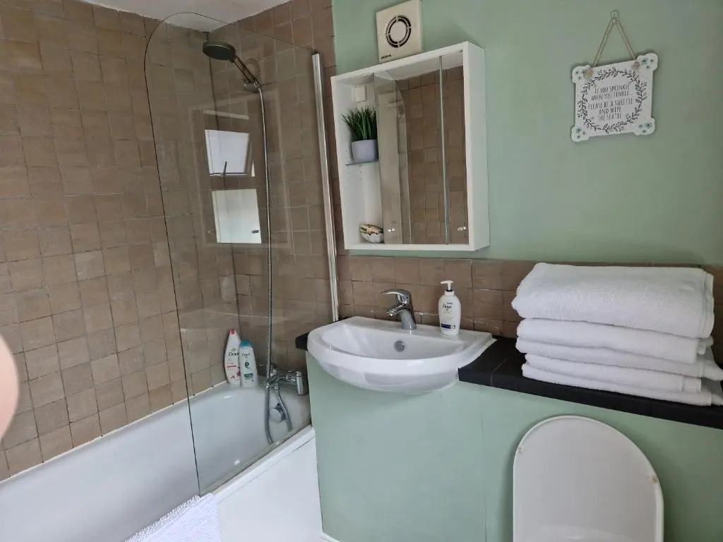 Tynant House- Modern 3 bed house- City centre and FREE parking