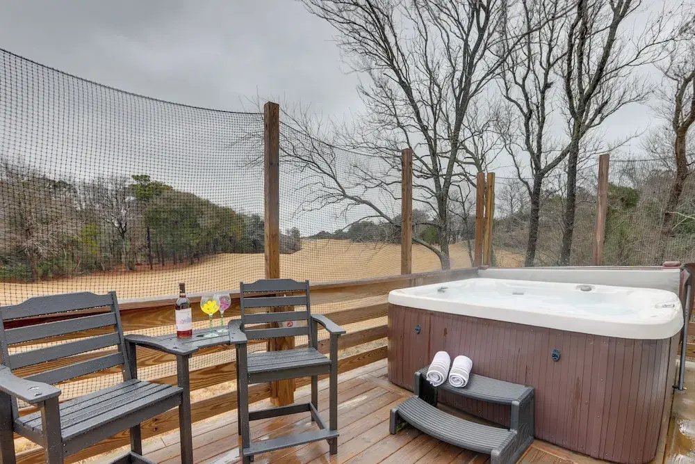 Kitty Hawk Apartment w/ Hot Tub - 1 Mi to Beach!