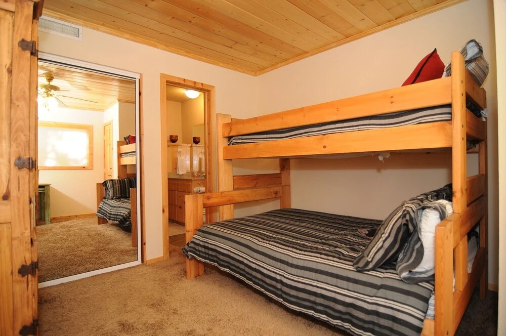 No. 13 Ski-In/Ski-Out Bear Mountain - 5 Br Home
