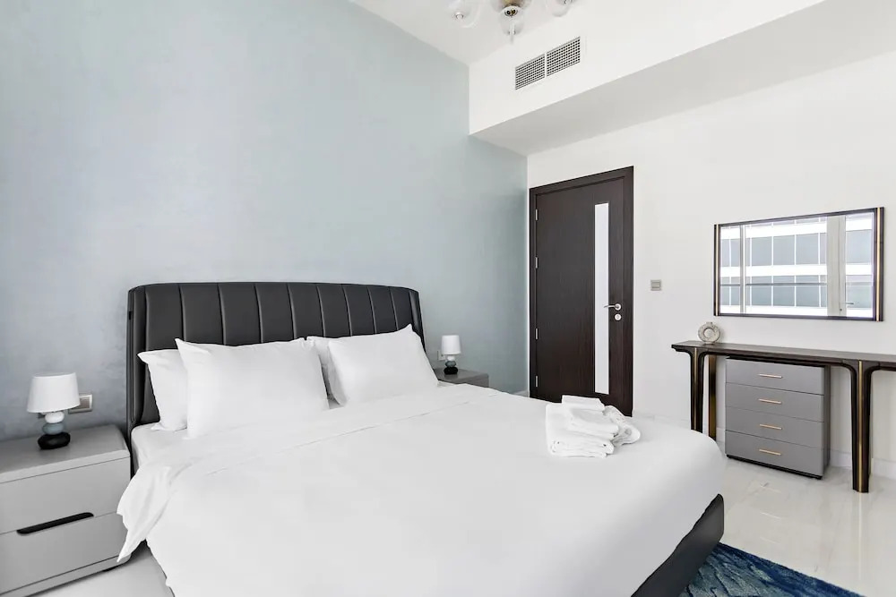 WelHome - Opulent Retreat With Panoramic Cityscape Views