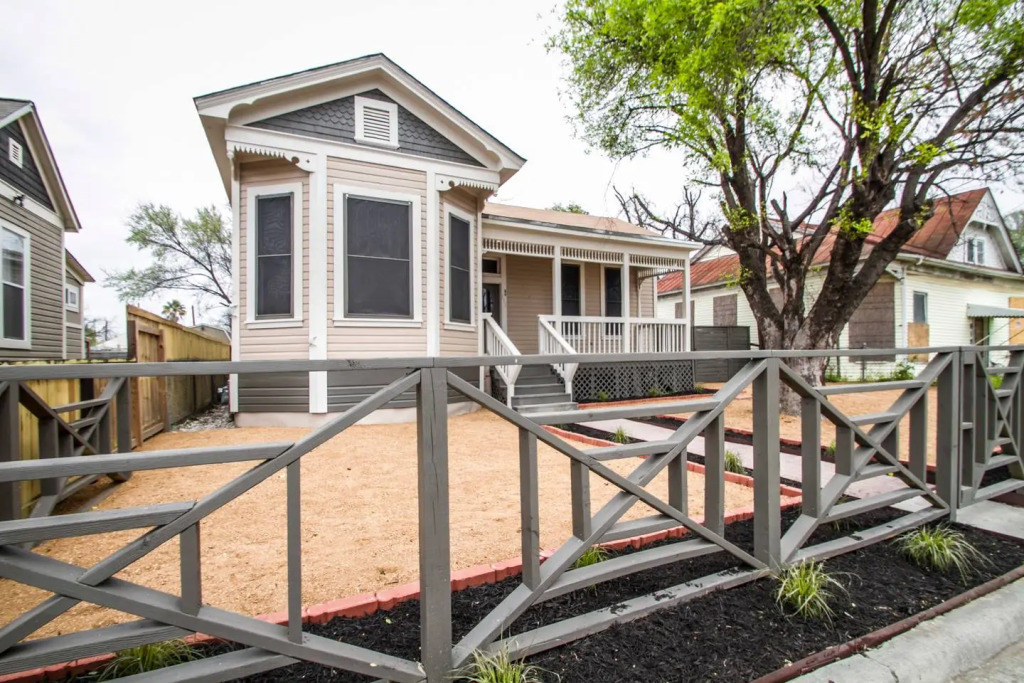 Restored Historic 2br/1.5ba House Near Downtown