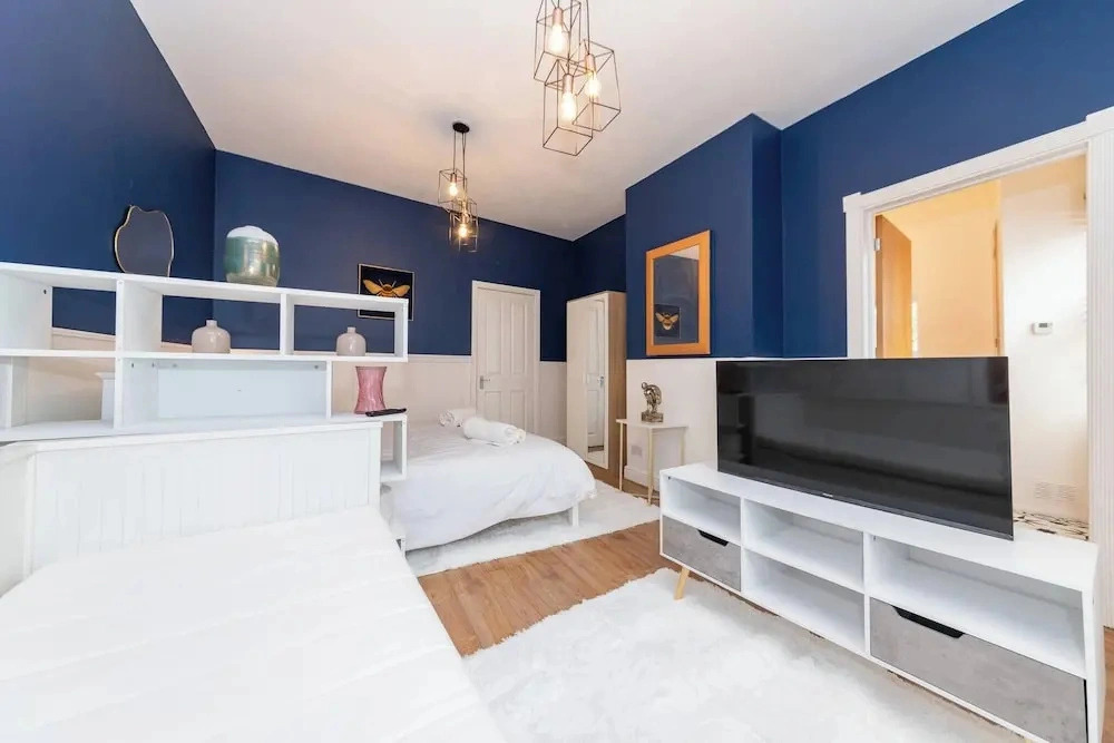 Free Parking Sleeps 2 Central Location