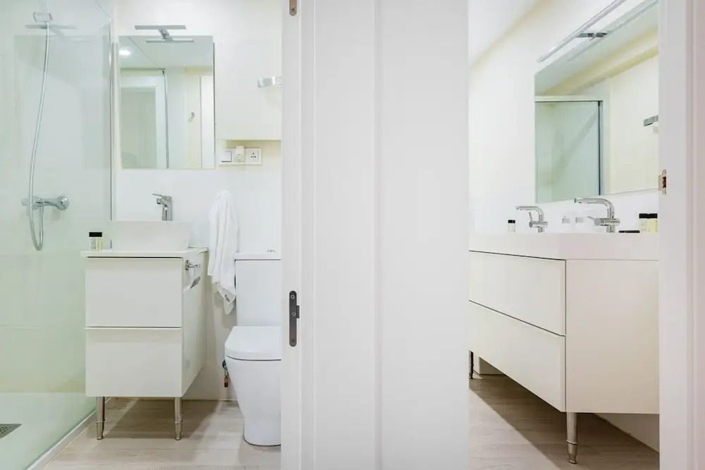 Exclusive quietness in the heart of Madrid with Public Parking, Breakfast, 2 bathrooms
