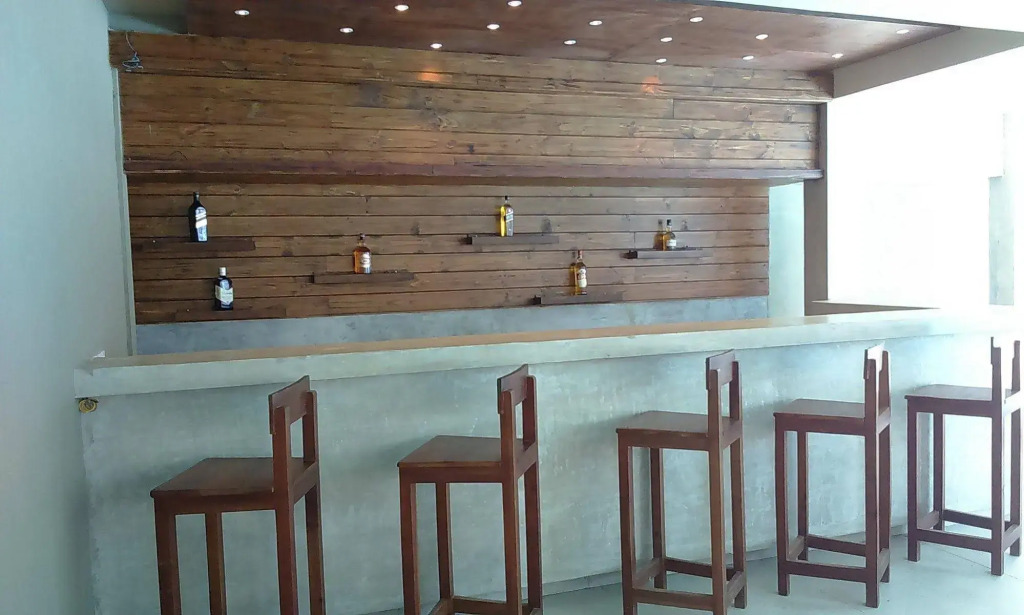 Beacon Beach Hotel