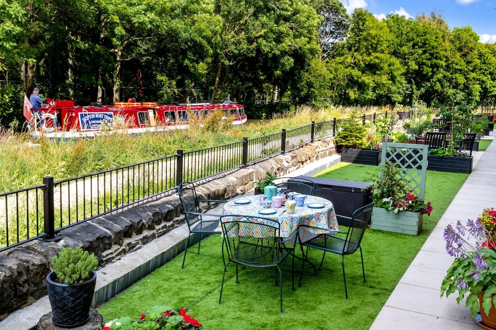 Bright Apartment With Patio Garden, No Deposit
