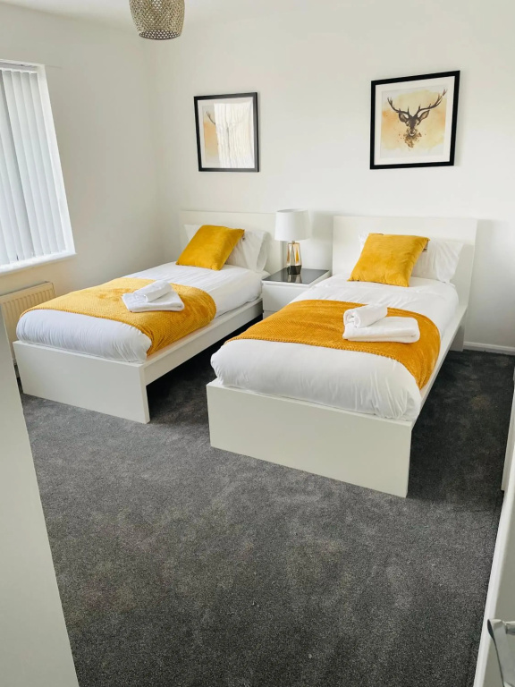 Lovely Modern 3 Bedroom Home with Private Garden & Large Driveway Fits 2 Vans Ideal for Contractors NHS & Long Term Stays Easy Access to M6, Walsall & City Centre