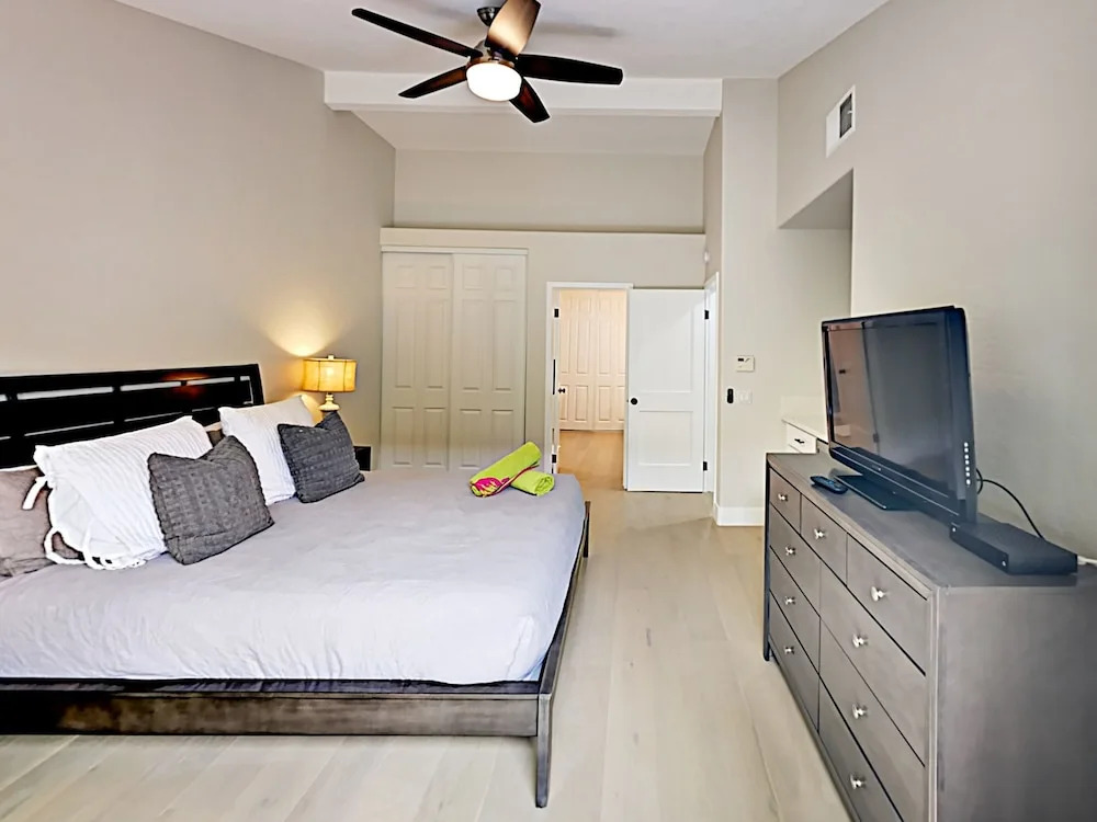 Inverness - 3 Br Condo