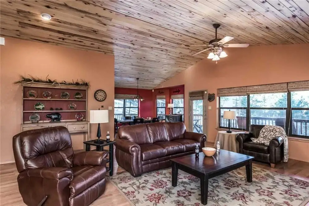 Bear Butte Lodge - Three Bedroom Cabin with Hot Tub