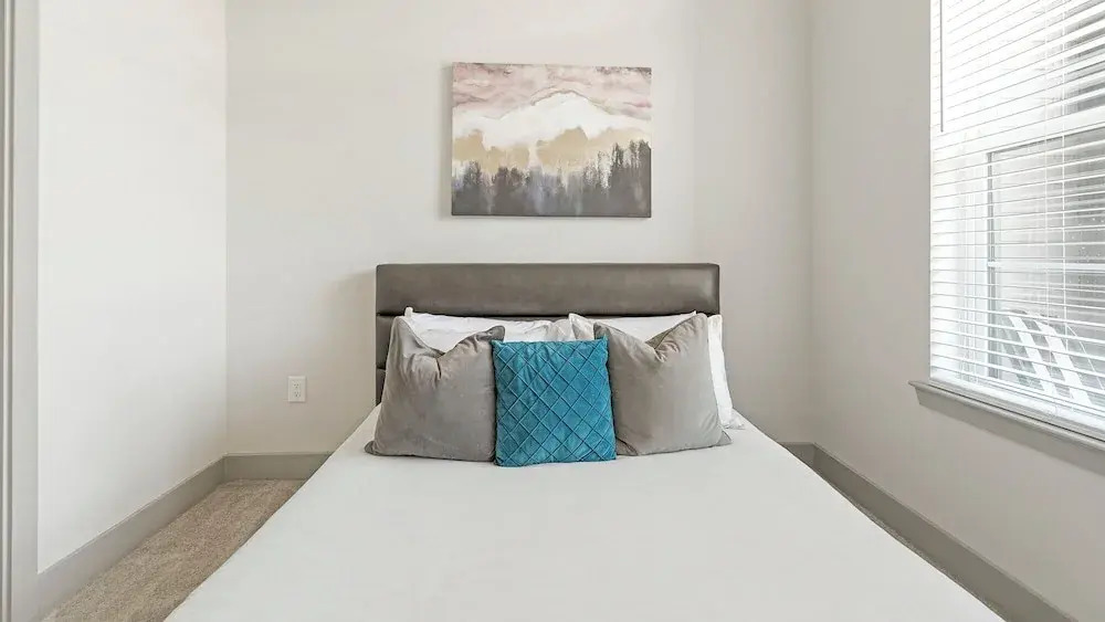Landing Beautiful 1BD Pool Gym