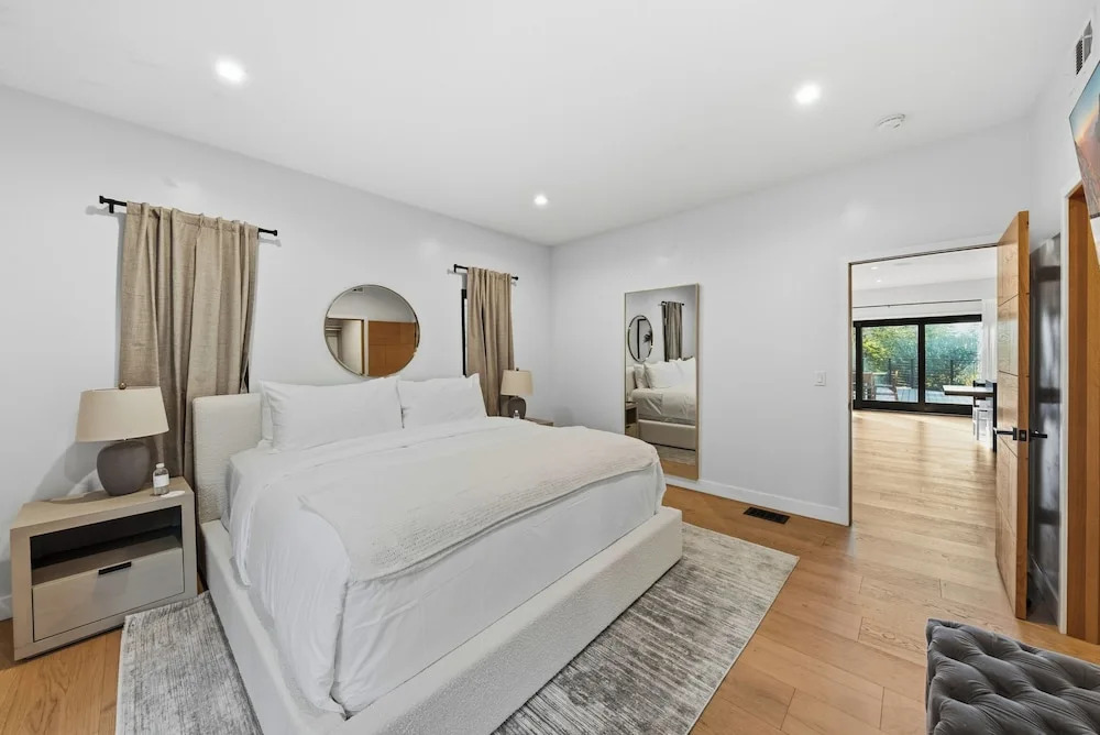Farley Court - Stylish Hillside Residence With Stunning Views