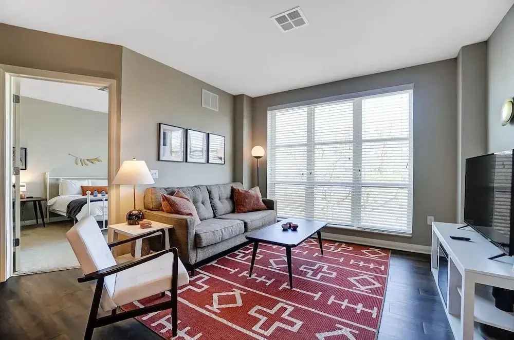 Downtown Designer 2BR Parking W D Gym Pool