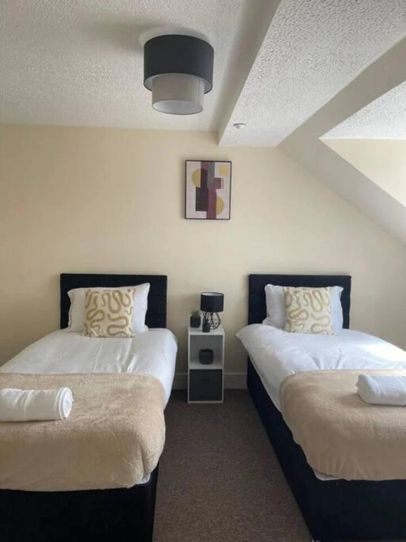 Central top Floor 2-bed Apartment in Swindon