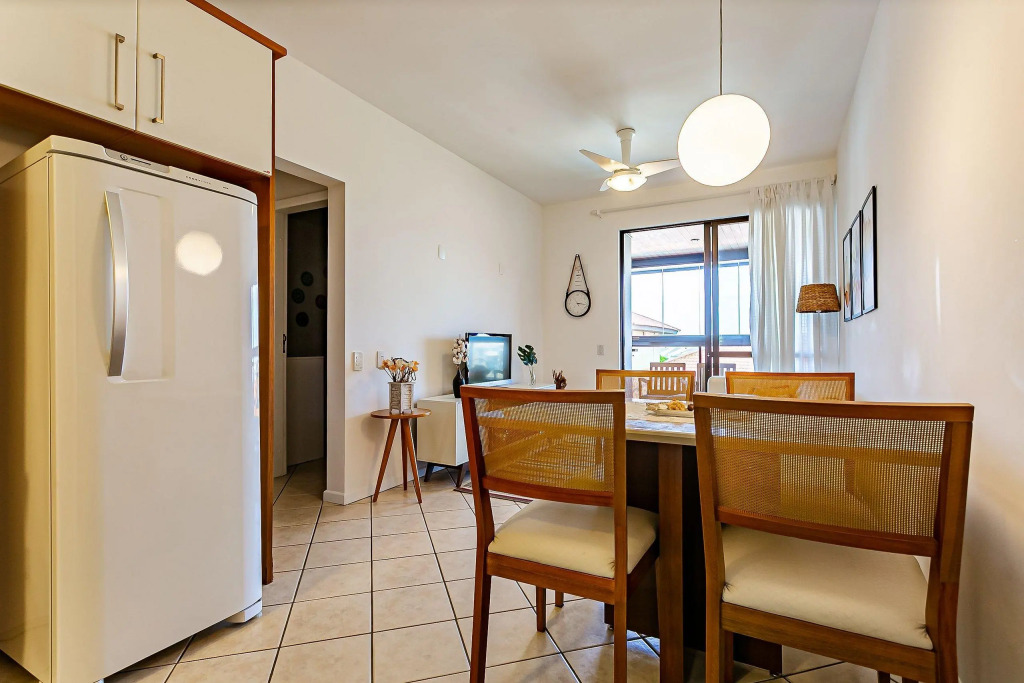 Apto com sacada e churrasq 260m Praia Brava COI302